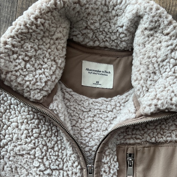 Women’s Abercrombie Cream Sherpa Vest - Picture 2 of 6